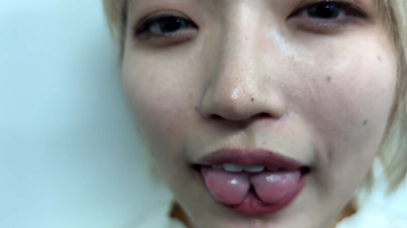 「【素人ナンパ】美人お姉さん美容部員がM男に濃厚キス・接吻を許す衝撃映像」のサンプル画像20枚目