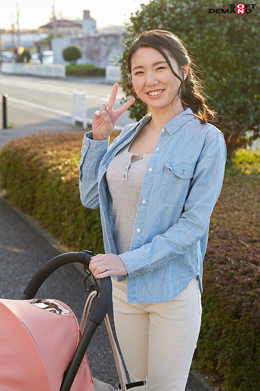 「【素人人妻】巨乳ベビーカーママがマジックミラー号で中出し！産後敏感おっぱいに悶絶する主婦の本気イキ」のサンプル画像9枚目