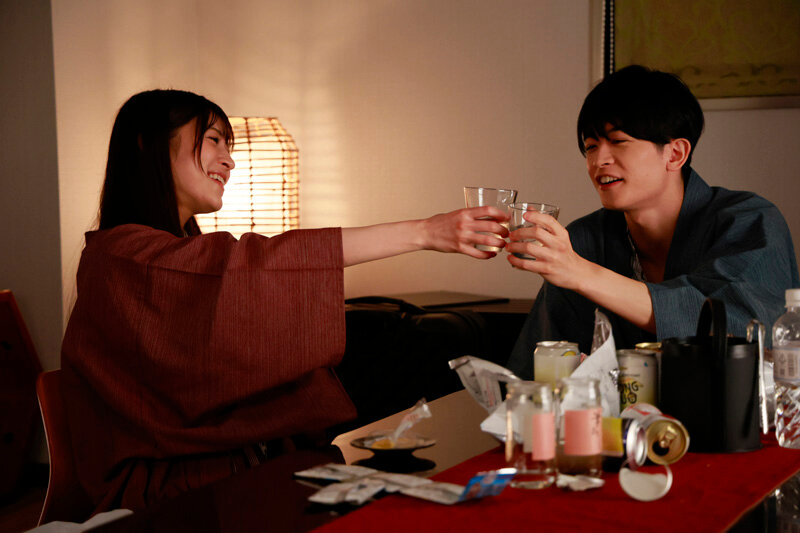 「藤井レイラの巨乳が揺れるカップル密着シーン｜話題作『サシカエ。』完全レビュー」のサンプル画像3枚目