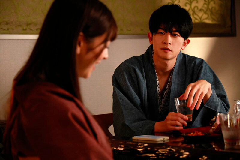 「藤井レイラの巨乳が揺れるカップル密着シーン｜話題作『サシカエ。』完全レビュー」のサンプル画像4枚目