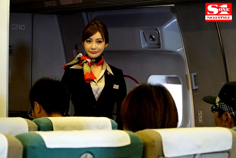 「明日花キララが巨乳キャビンアテンダントに！恥ずかしい辱めプレイでスチュワーデス姿を晒す」のサムネイル