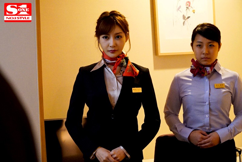 「明日花キララが巨乳キャビンアテンダントに!恥ずかしい辱めプレイでスチュワーデス姿を晒す」のサンプル画像2枚目