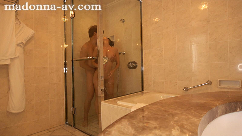 「水川スミレのハメ撮り解禁!巨乳人妻熟女が魅せるリアルな素顔【マドンナ専属女優】」のサンプル画像12枚目