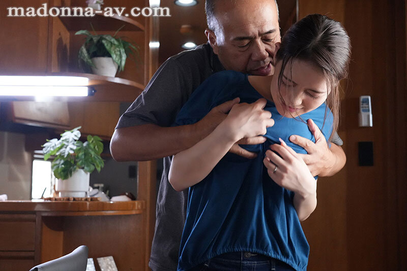 「涼菜波美｜人妻熟女が義父に寝取られ中出しで快感に溺れる美乳妻のNTR体験」のサムネイル