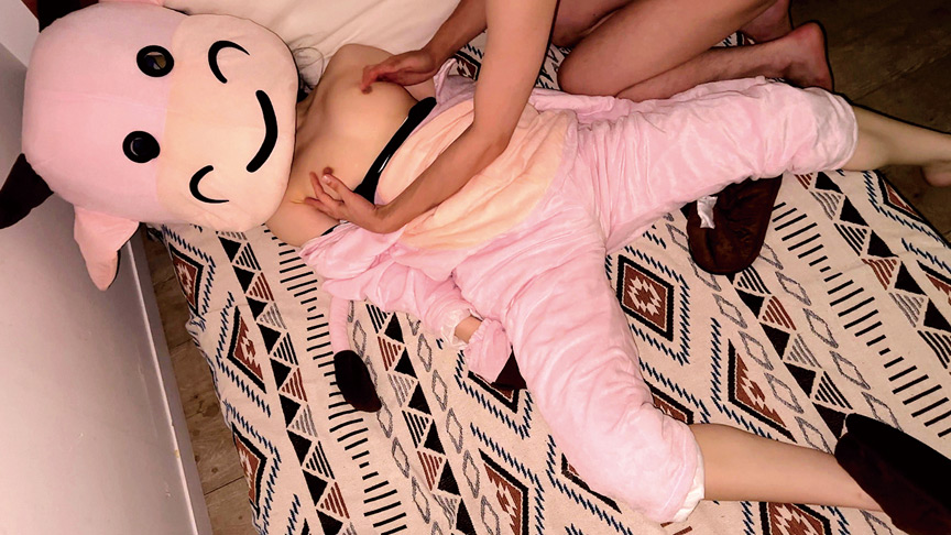 「【素人キャスト】着ぐるみの中の人と秘密の撮影会！遊園地で働く可愛い女性4名の赤裸々インタビュー」のサンプル画像5枚目