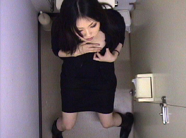 「【素人盗撮】いつでもどこでもオナニー姿をのぞき見！興奮の4時間スペシャル映像集」のサンプル画像10枚目