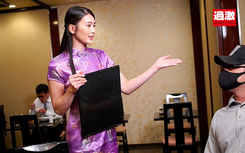 「本庄鈴が接客中に羞恥プレイで潮吹き！バイト娘が辱めに感じまくる職業色々シチュエーション」のサンプル画像4枚目