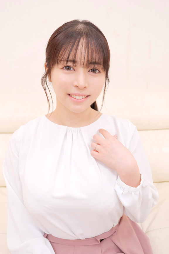 「羽月乃蒼の熟女妻が乳首責めに耐える我慢チャレンジで理性崩壊！濃厚プレイに悶える人妻の本能」のサムネイル