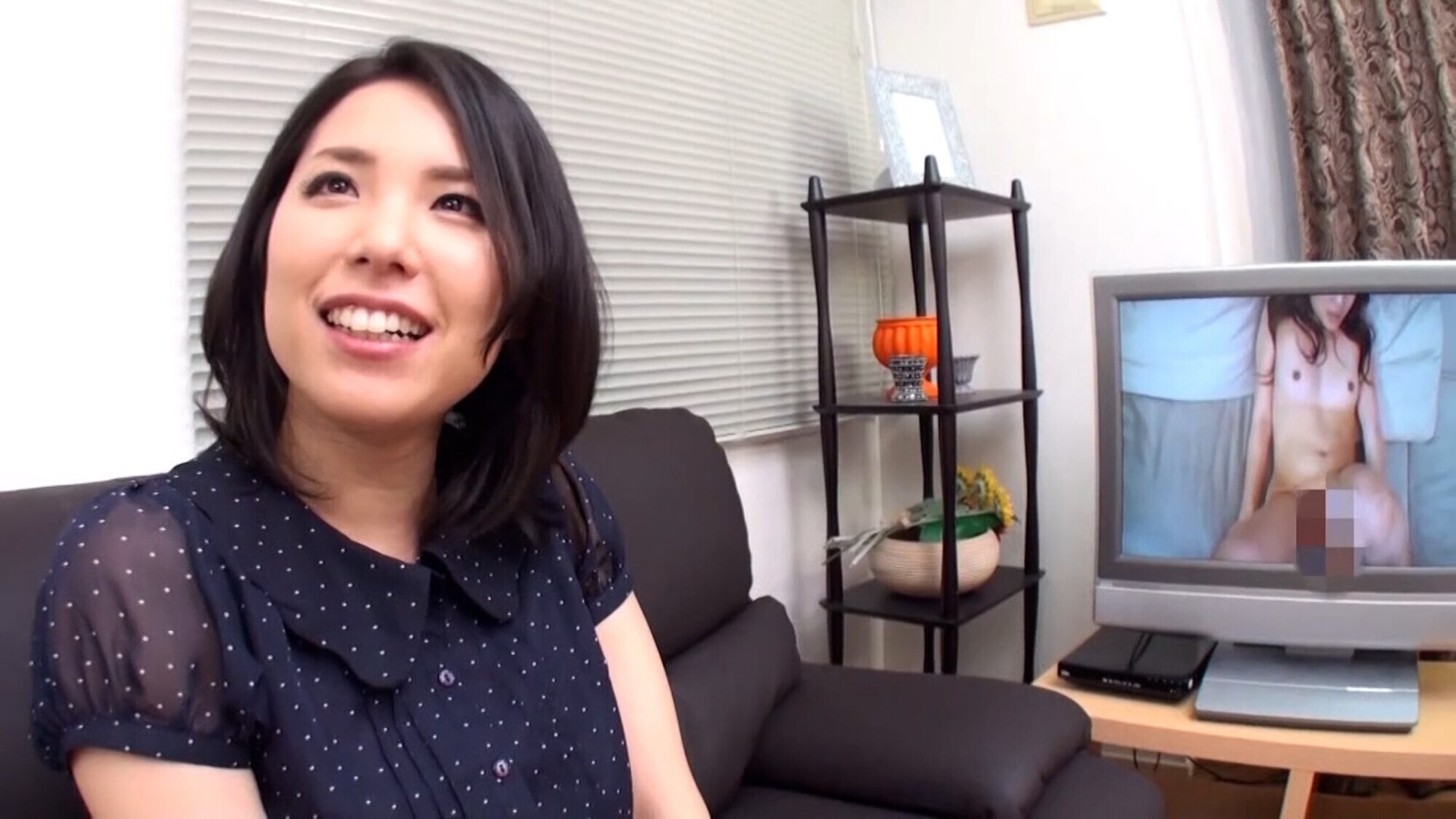 「街行く清楚な雰囲気の美人奥様をナンパ！夫婦生活のちょっとエッチな質問とAV鑑賞させたら･･･。むっつり奥様と乱交SEX！」のサムネイル