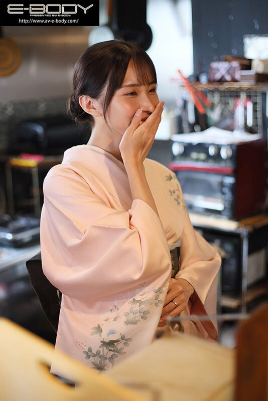 「佐野秋帆 美人女将の人妻が3P・4Pで乱れる 着物姿のGカップ妻がフェラでご奉仕AVデビュー」のサンプル画像2枚目