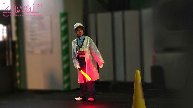 「翔乃そら Aカップスレンダー美少女が3P中出しで潮吹き連発！合法ロリ警備員の激イキ体験」のサムネイル