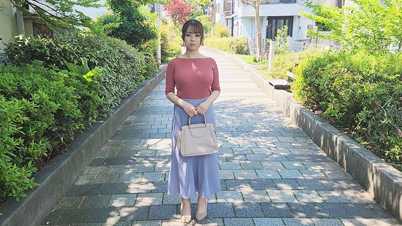 「【素人】神乳Iカップ超乳女教師の激しい潮吹きが止まらない！巨乳好き必見の秘密スペック」のサンプル画像2枚目