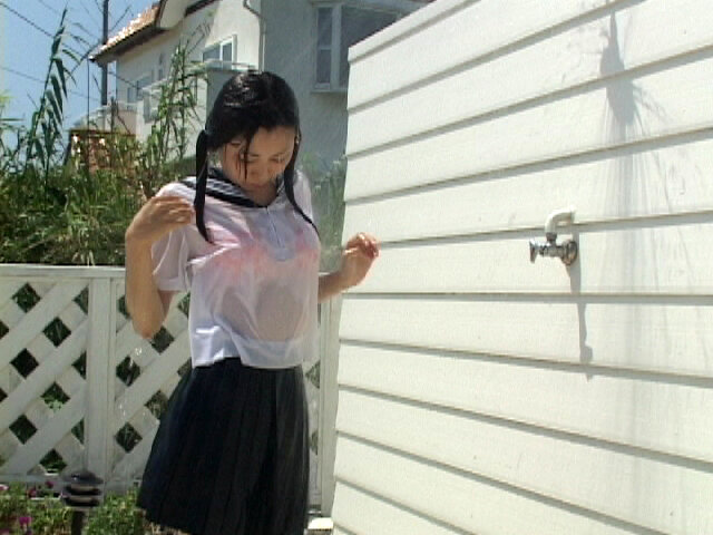 「【セーラー服】濡れ透けフェチ必見!制服JKの恥じらい姿がエロ可愛い人気動画」のサンプル画像5枚目