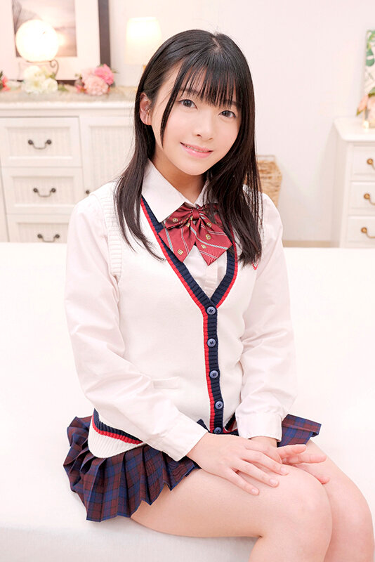 「海野いくら・伊織ひなの・望月つぼみがスレンダー女子校生コスで中出し解禁！黒スト着衣プレイ」のサムネイル