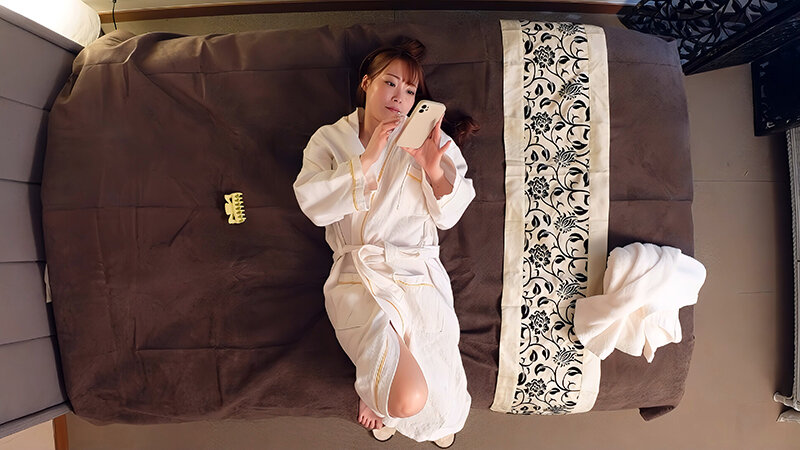 「【素人OL】ビジネスホテルで巨乳制服美女の無防備オナニーを盗撮・のぞき見する興奮映像」のサンプル画像3枚目