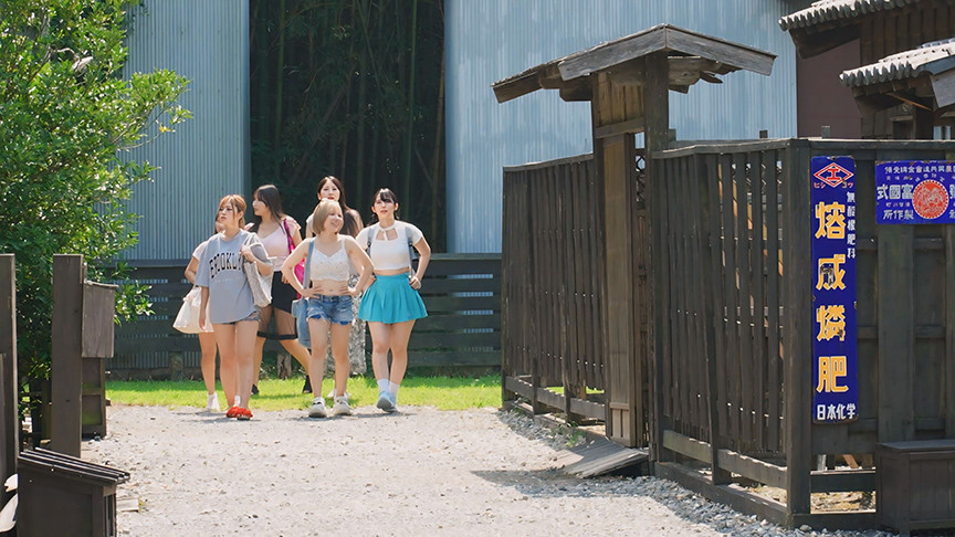 「【素人企画】全裸かくれんぼで禁断の村に挑戦！スリル満点の羞恥プレイ動画」のサムネイル