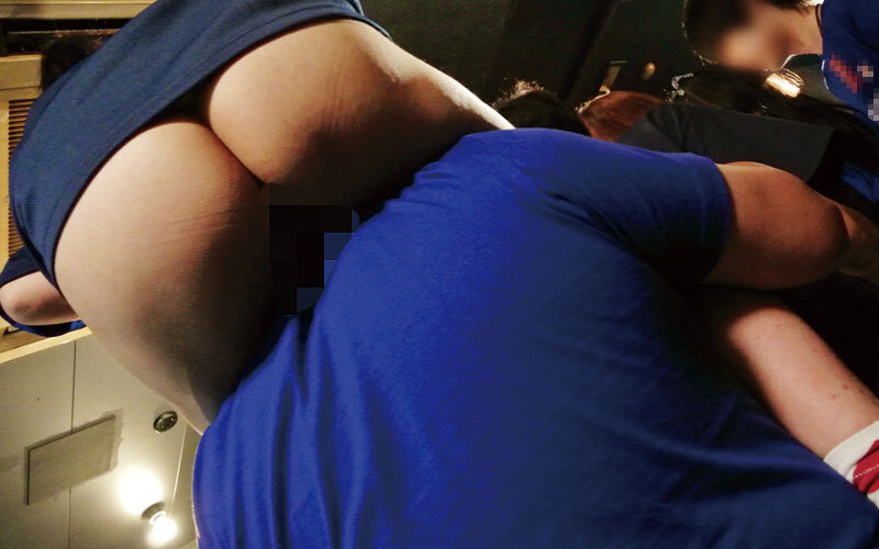 「【素人OL】職場で盗撮・イタズラ指マン!スポーツ観戦中の過激お触りハプニング映像」のサンプル画像20枚目