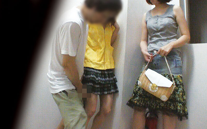 「【素人OL】職場で盗撮・イタズラ指マン!スポーツ観戦中の過激お触りハプニング映像」のサンプル画像7枚目