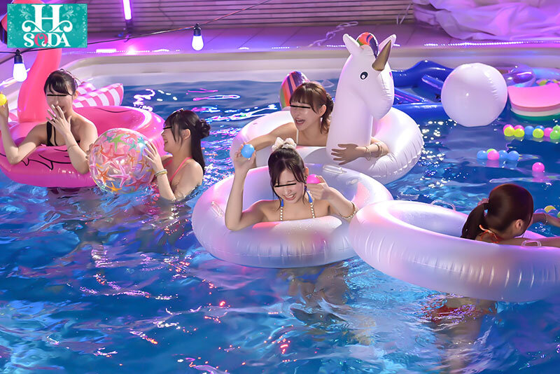 「セレブナイトプールでビッチなS級美女と3P乱交!騎乗位とバックで中出しハーレム体験」のサンプル画像3枚目