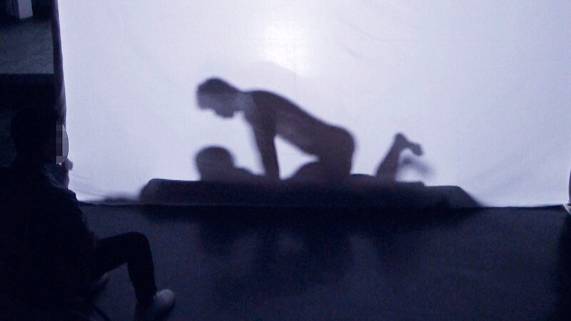 「【素人女子大生】彼氏の前で寝取られ中出しSEX！ドキドキシルエットクイズで禁断の展開に」のサンプル画像9枚目