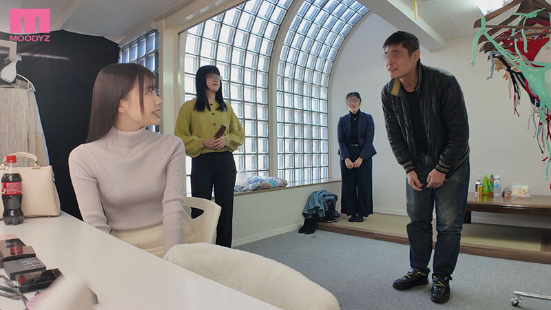 「石川澪が羞恥プレイで即ハメ!密着盗撮ドキュメントでイタズラされる人気女優の本気映像」のサンプル画像9枚目