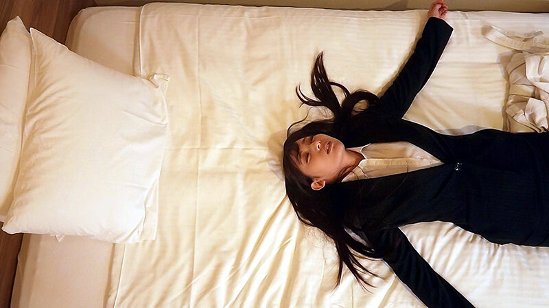 「【素人OL】ビジネスホテルで美乳制服女子の無防備オナニーを盗撮・のぞき見する興奮映像」のサンプル画像1枚目