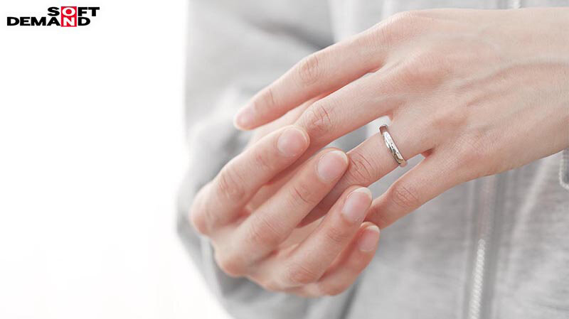 「玉井晴香が3P・4Pで潮吹き絶頂！美乳人妻ママの初めての複数プレイ体験」のサンプル画像4枚目