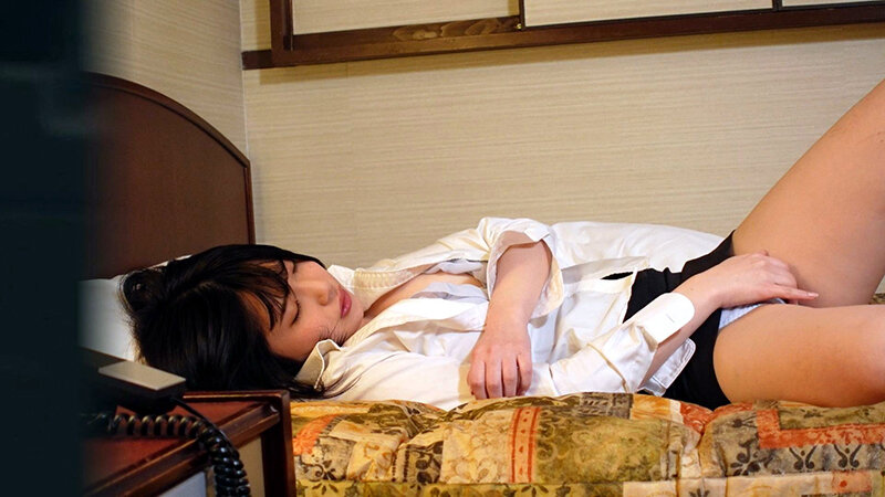 「【素人盗撮】ビジネスホテルで巨乳美女の秘密のオナニーを隠し撮り＃7」のサンプル画像7枚目