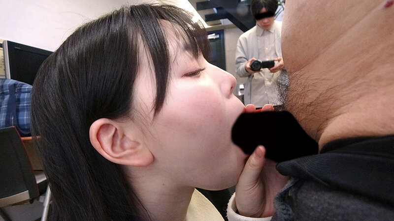 「【素人NTR】寝取られカップルの生々しい反応がエロい！リアル素人の寝取り撮影動画」のサンプル画像7枚目