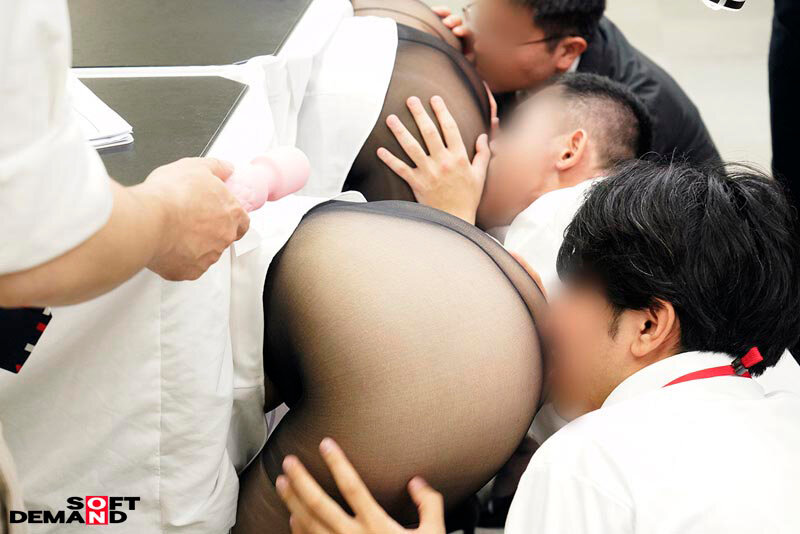 「阿南佳奈美・大野茅冬・岩ヶ谷暁美のOL黒パンスト尻フェチ局部アップ!同僚女子社員の魅惑シーン」のサンプル画像17枚目