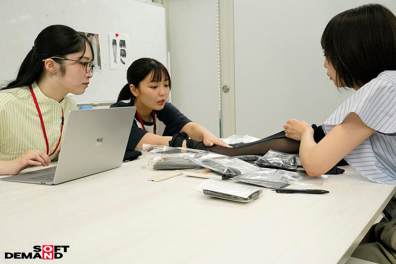 「阿南佳奈美・大野茅冬・岩ヶ谷暁美のOL黒パンスト尻フェチ局部アップ!同僚女子社員の魅惑シーン」のサンプル画像3枚目