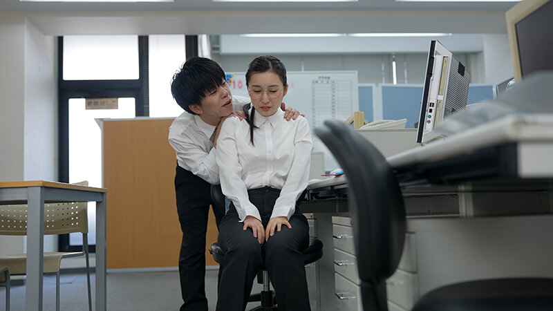 「月野かすみ|メガネOL痴女が騎乗位で暴走!催眠プレイで変態覚醒する美人社員」のサンプル画像2枚目