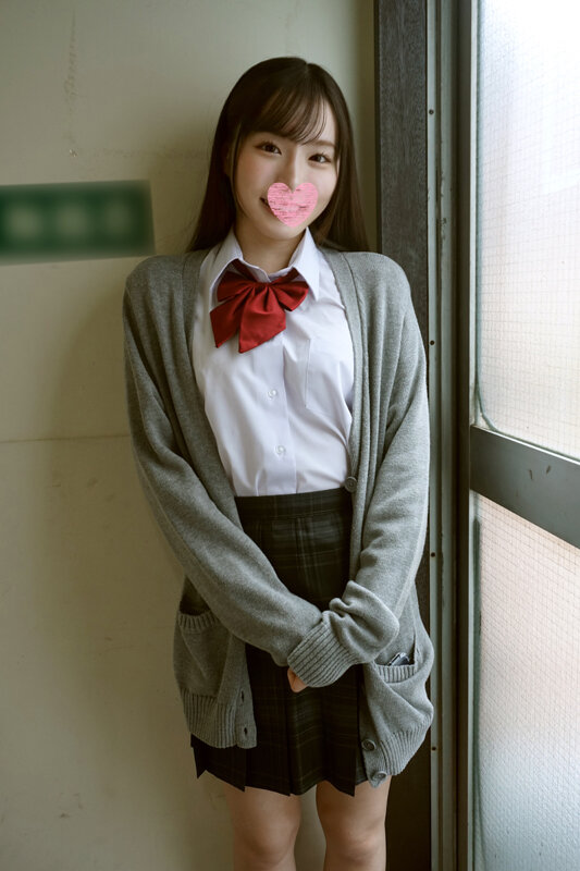 「黒髪スレンダー美少女が制服姿で野外露出＆6P乱交中出しSEXでイキまくる」のサンプル画像1枚目