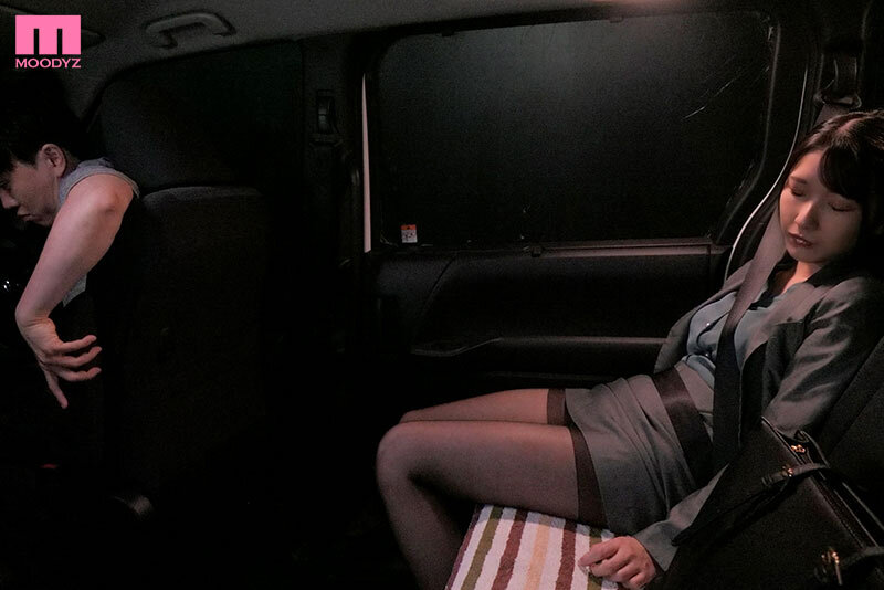 「宮西ひかる NTR作品|スレンダーお姉さんOLが個人タクシーで寝取られるカーセックス動画」のサンプル画像1枚目