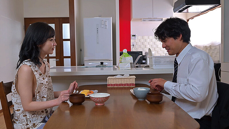 「美ノ嶋めぐり 美乳人妻と民泊で濃厚フェラから中出しまで惹かれ合う禁断の一夜」のサンプル画像12枚目