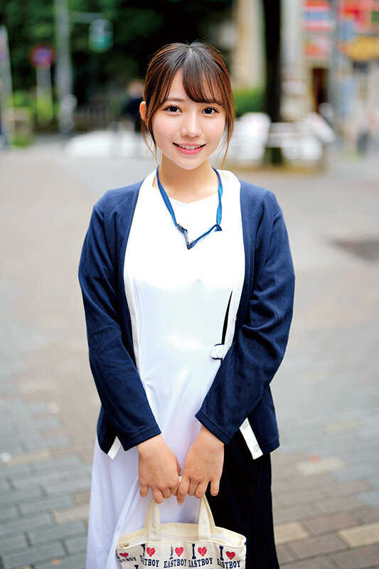 「【素人ナース】優しい巨乳美少女が童貞くんに騎乗位で筆おろし!手コキから中出しまで」のサンプル画像1枚目