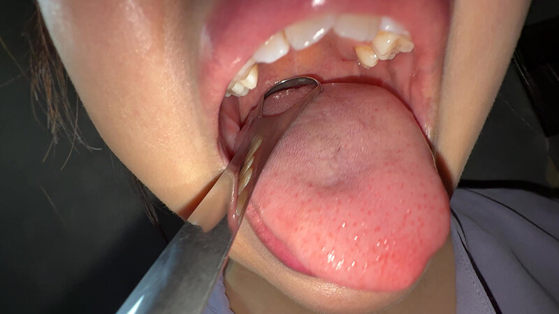 「【谷田かりな】素人お姉さんをナンパ！個人撮影で魅せる舌ブラシ汚舌苔採取の瞬間」のサンプル画像15枚目