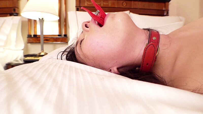 「【巨乳パイパンM女】拘束調教で3P責め!爆乳美女が激しいイラマチオで乱れる濃厚プレイ」のサンプル画像12枚目