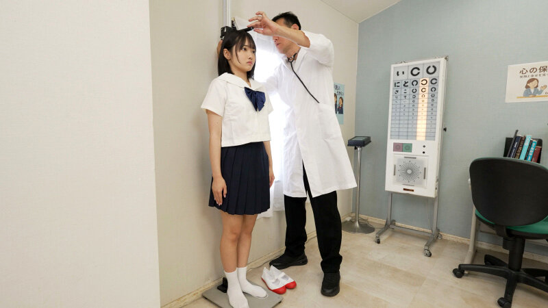 「八坂凪が制服姿で健康診断イタズラ体験|女子校生の恥ずかしい局部アップ映像」のサンプル画像1枚目