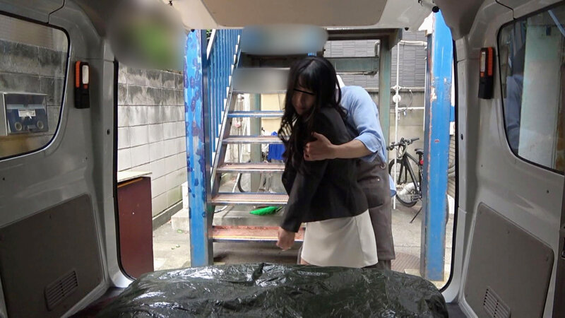 「【素人OL10名】巨乳美女がフェラ・パイズリ・中出しご奉仕!キッチンカーで狙われた美乳OLスペシャル」のサンプル画像9枚目