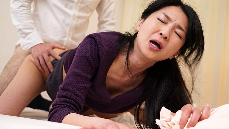 「【人妻・熟女】巨乳妻が不倫相手に何度も絶頂!フェラから中出しまで濃厚プレイ240分」のサンプル画像3枚目