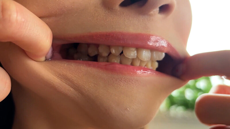 「【素人ナンパ】街角で声をかけたお姉さん店員みおりさんの恥じらい口内観察プレイ動画」のサンプル画像11枚目