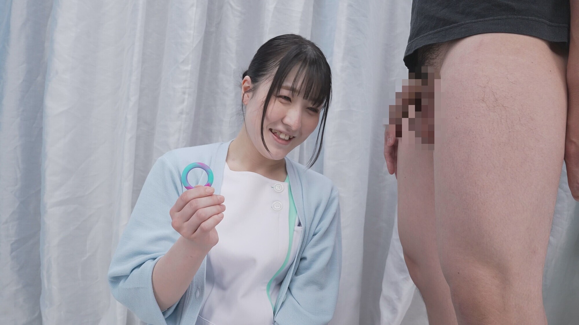 「現役看護師がお口のみで包茎皮むき治療に挑戦！皮に包まれた勃起チ〇ポがねっとり舌技でズル剥け！産まれて初めて出てきた亀頭の先から無許可射精がドピュドピュ止まらない！！撮って出し！マジックミラー号～ほのか編～」のサンプル画像2枚目