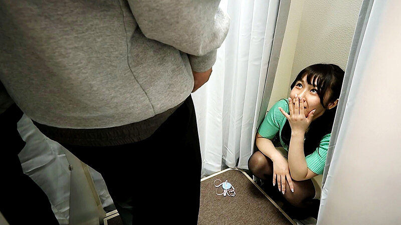 「ミニスカお姉さん店員のご奉仕フェラがエロい！美脚フェチ必見のすずねさん秘密サービス」のサムネイル