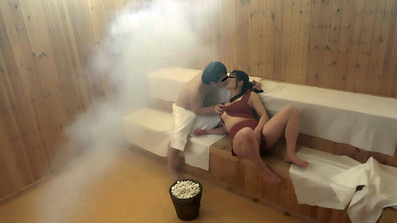 「【素人】巨乳女子が汗だくサウナで感じまくり中出し性交！秘蔵映像5名収録」のサンプル画像11枚目