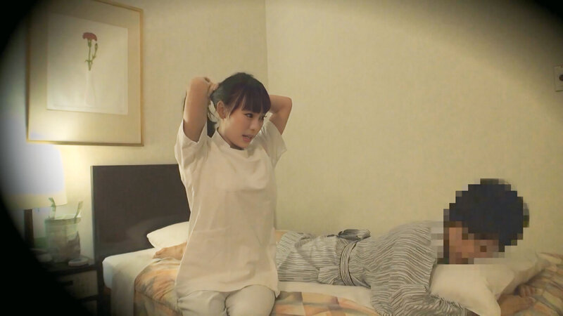 「【素人人妻】巨乳の若妻マッサージ師に我慢できず中出し！密室で繰り広げられる秘密の施術12人」のサムネイル