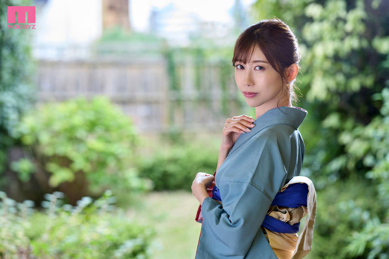 「黒川すみれ｜巨乳スレンダー痴女の美人女将が淫語で誘惑する中出し懇願セックス」のサムネイル