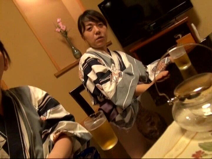 「【人妻】不倫旅行で魅せる濃厚な乱交プレイ|欲求不満な主婦たちの秘密の温泉旅行」のサンプル画像15枚目