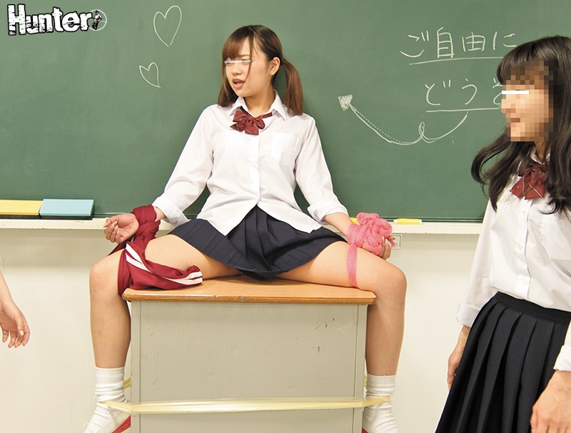 「【女子校生】S級美人クラスで男子1人のハーレム状態！学生服パンチラ天国の毎日」のサンプル画像7枚目