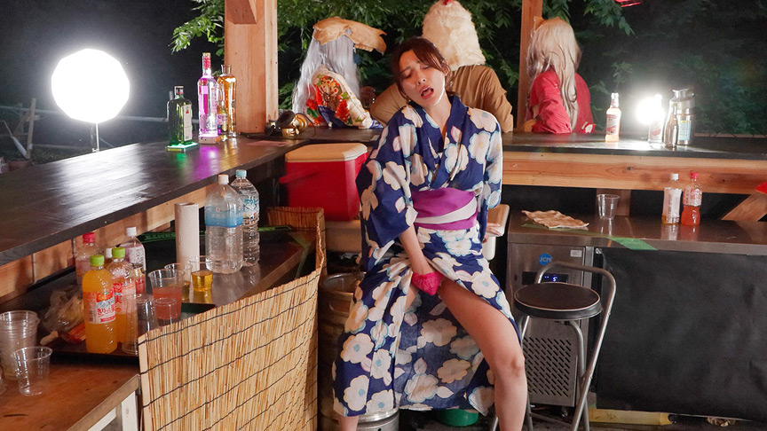 「【素人KANAさん】野外イベントで異物オナニー披露！仮装イベントで興奮アクメする美女バーテンダー」のサムネイル